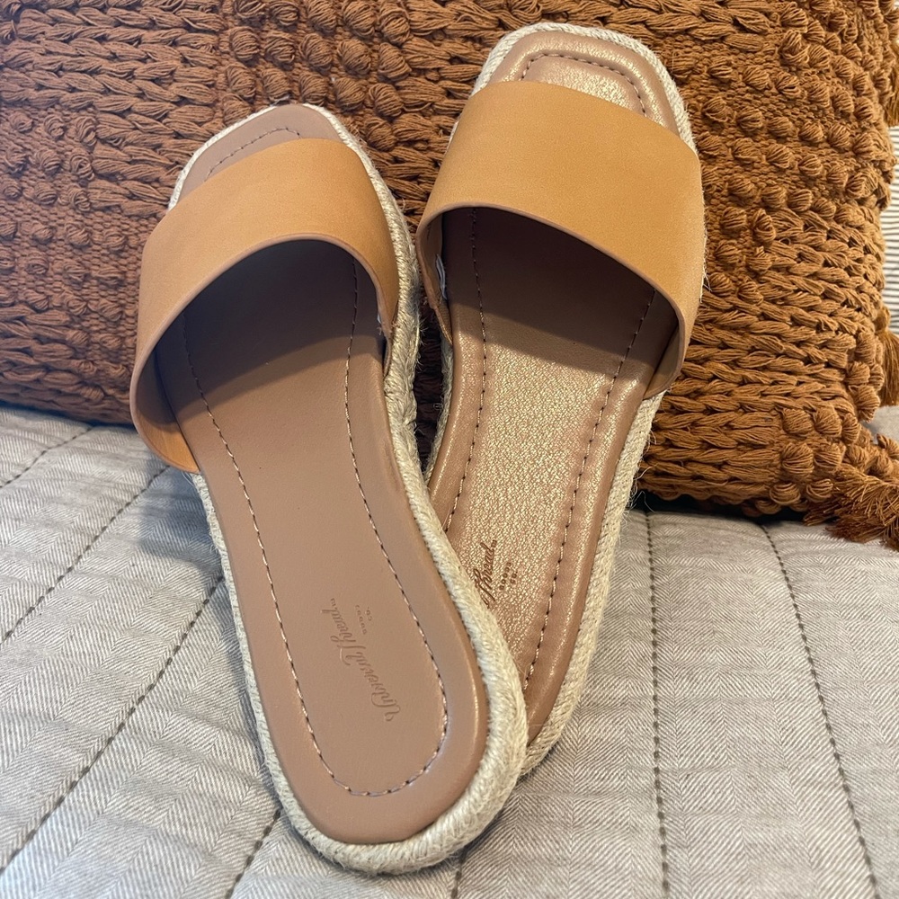 Universal Thread slides 8.5 women